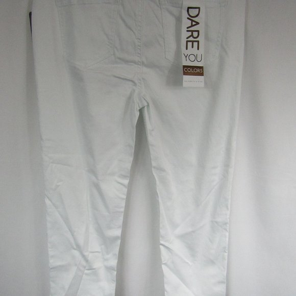 Women's Junior's | Celebrity Pink | 11/30 Crop | White - Picture 2 of 6